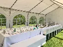 In een tent van 4x8 meter plaatst u 1 tot 2 rijen tafels